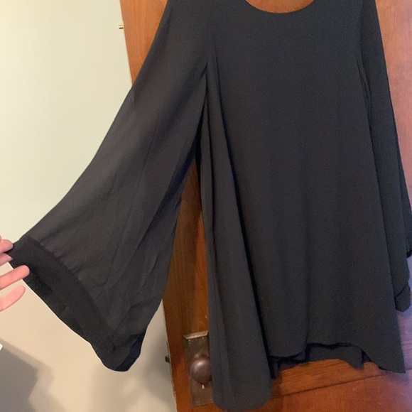 Show me your MuMu black bombshell dress w scoop neck & wide sheer sleeves 😍😍 - Picture 4 of 12